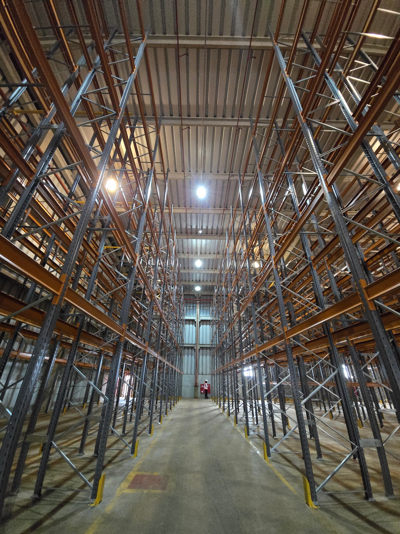 Armazém transformado com porta-paletes FATTO